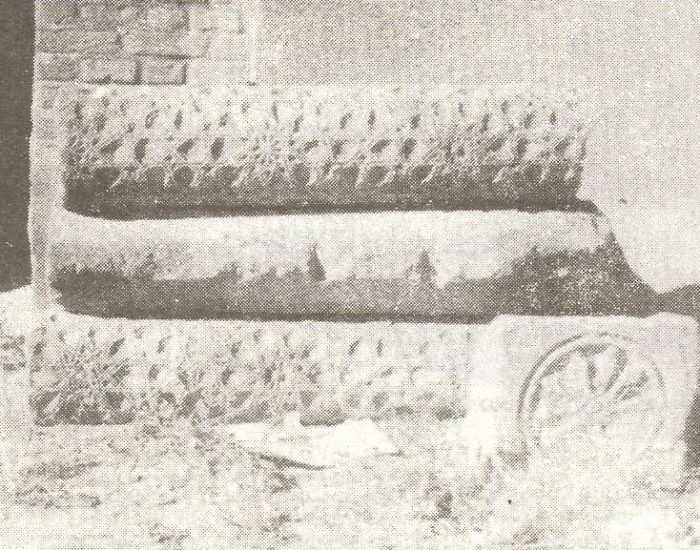 سه قطعه از ستون های سنگی مسجد علیشاه که از زیر خاک در آمده است./ عکس : ترابی/ کتاب : آثار باستانی آذربایجان