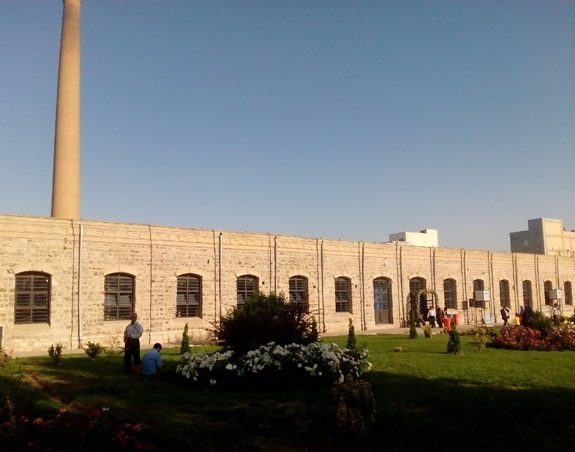 حیاط کارخانه کبریت زنجان و نمایی از دودکش این کارخانه