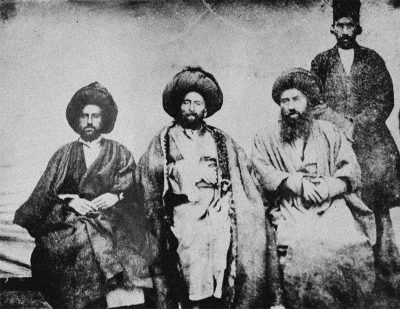 تصویر میرزا ابولقاسم مجتهد (نفر وسط)