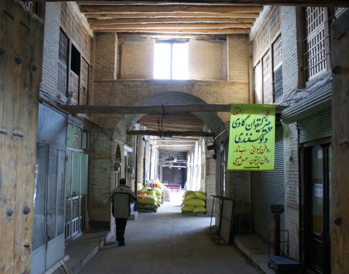 کتیبه 1307 و ورودی شرقی سرای حاج علی قلی