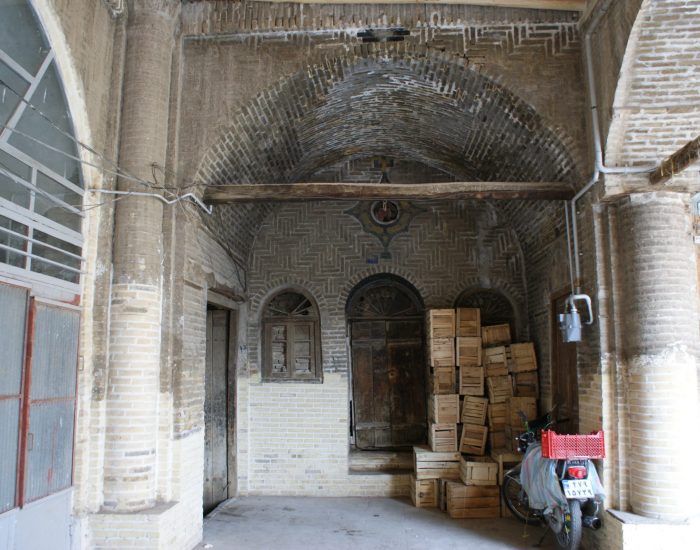 حجره کنج شمال غربی سرای حاج علی قلی با درب و پنجره به عنوان نورگیر