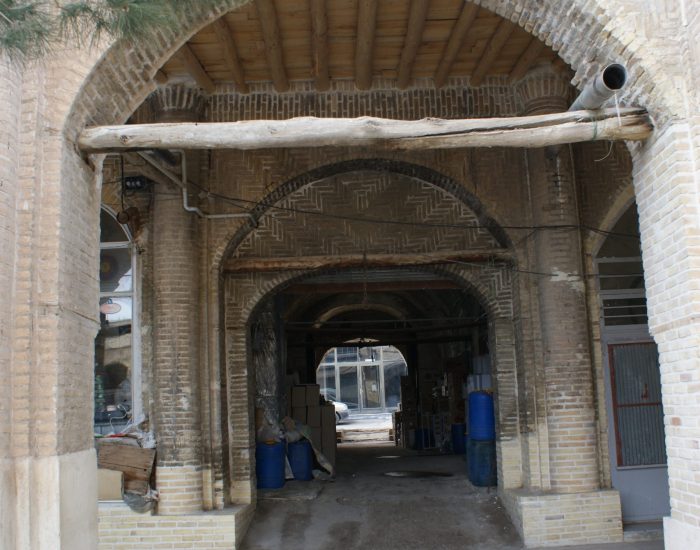یکی از ورودیهای غربی سرای حاج علی قلی