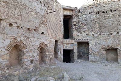 ورودی و اتاق های دژ لمسر (قلعه لمسر) در استان قزوین