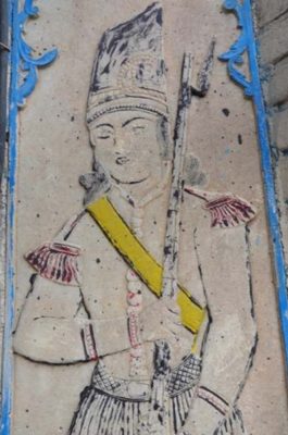 نقش حجاری سرباز قاجار شده درب ورودی حمام مردانه صفا