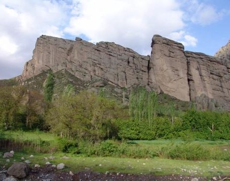 صخره نوردی یکی از تفریحات روستای اندج