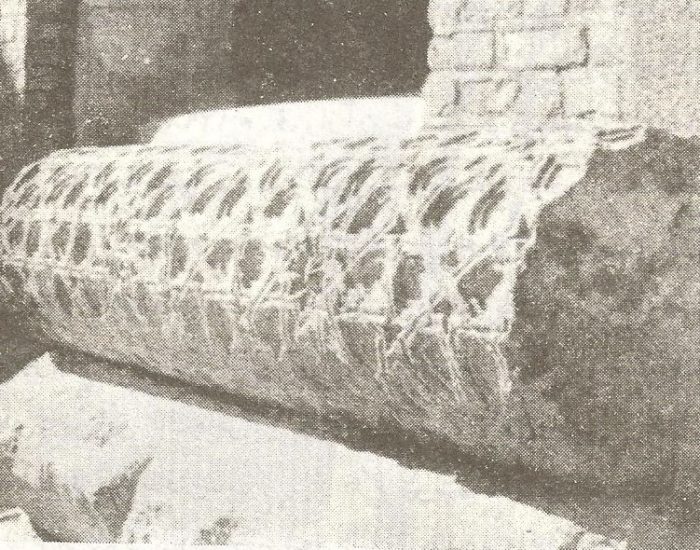 قطعه ای از ستون که در حفاری از زیر خاک در آمده است./ عکس : ترابی/ کتاب : آثار باستانی آذربایجان