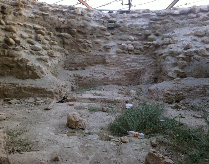 پایه های سنگی بنای کشف شده در تپه نور