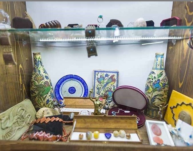 جواهرات دست ساز فروشی در کلیسای کانتور